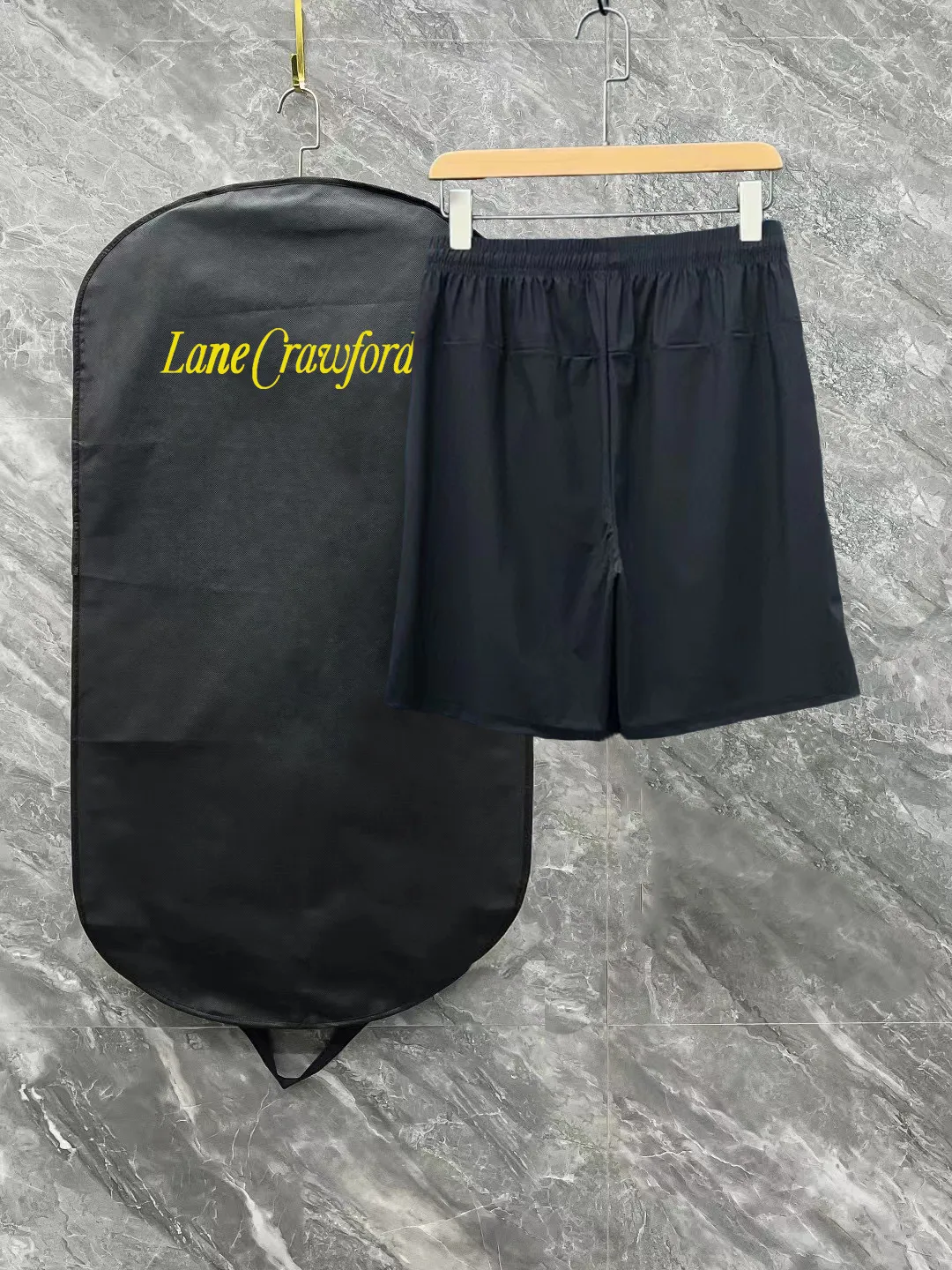 P170 Stone Island Shorts are a new generation of ice silk elastic thin shorts for summer! Products from a trading company! The best thin elastic fabric, smooth to the touch, quick-drying, perspiration-wicking, light and breathable, and also anti-wrinkle, highly elastic and non-deformable. Very comfortable in the hot summer! Simple and elegant! Ordered from a major factory, both fabrics and workmanship details are absolutely top-notch, with three-dimensional tailoring and a slimmer upper body. In the hot and long summer, it is strongly recommended to carry two pairs, a must-have! Color: Black Dark Gray Size: S-XL